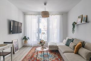 - un salon avec un canapé et une table dans l'établissement Corvin apartment, à Budapest