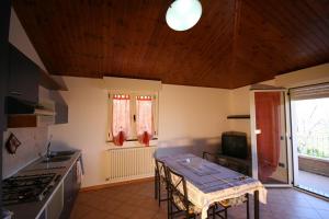 A kitchen or kitchenette at Albergo Centopini Még 30 kép