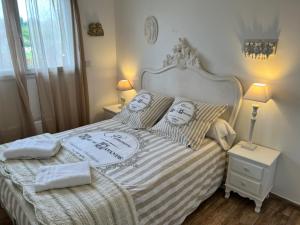 sypialnia z łóżkiem z 2 poduszkami w obiekcie La Villa Marguerite w mieście Sainte-Marguerite