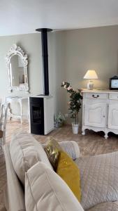 salon z kanapą i kominkiem w obiekcie La Villa Marguerite w mieście Sainte-Marguerite