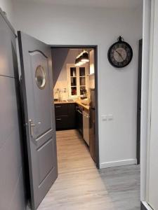 Kuchyňa alebo kuchynka v ubytovaní Les Embruns - Plein ciel - appartement 3eme étage