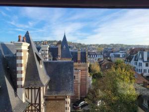 Výhľad na mesto Deauville alebo výhľad na mesto priamo z apartmánu