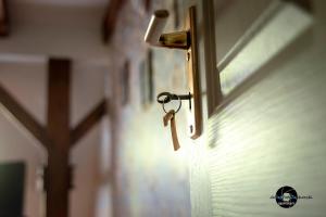 uma porta aberta com uma chave num quarto em CukroVia em Kutno