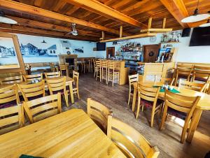 Lišov的住宿－Malostranská restaurace，用餐室配有木桌和椅子