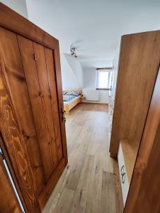 Zimmer mit einer Holztür und einem Schlafzimmer in der Unterkunft Malostranská restaurace in Lišov