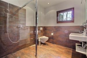 un bagno con doccia, WC e lavandino di Lodge 6, Next To Cable Car a Champéry Altre 5 foto