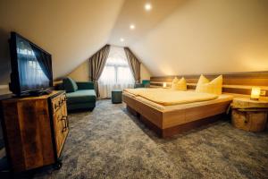 ein Hotelzimmer mit einem Bett und einem TV in der Unterkunft Hotel-Pension Hafemann in Senftenberg
