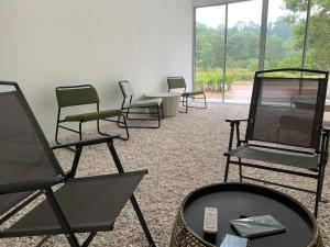 une salle remplie de chaises et d'une table avec de l'argent dans l'établissement Canopy Villa Sireh Park, à Johor Bahru