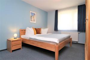 Un dormitorio con una cama grande y una ventana. en Altes Wasserwerk App 09, en Wustrow