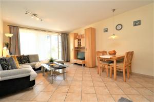 una sala de estar con un sofá y una mesa en Altes Wasserwerk App 09, en Wustrow 29 fotos más