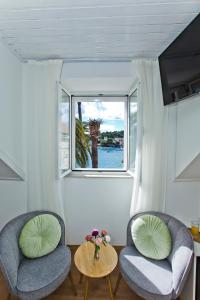 Un lugar para sentarse en *Heart of the port room*