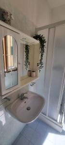 ein Bad mit einem Waschbecken und einem Spiegel in der Unterkunft Casa Leonardo & Elisa in Figline Valdarno