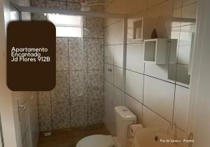 a bathroom with a white toilet and a shower at APARTAMENTO ENCANTADO JD FLORES 912 - 1º andar in Foz do Iguaçu