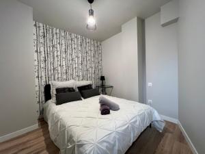 um quarto com uma grande cama branca num quarto em T2 Hyper Centre em Toulouse