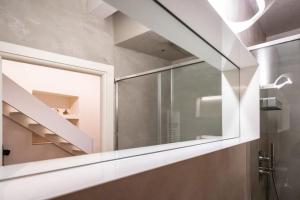 La salle de bains est pourvue d'un miroir et d'une paroi en verre. dans l'établissement CRoix 1541 - CIR 0198, à Aoste