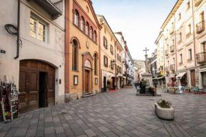una strada vuota in una città con edifici di CRoix 1541 - CIR 0198 ad Aosta