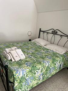 - une chambre avec un lit et des serviettes dans l'établissement Nonno Tommy, à Polignano a Mare