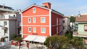 czerwono-biały budynek w mieście w obiekcie Echotel w mieście Porto Recanati