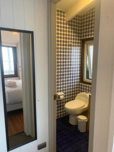 Il comprend une chambre et une salle de bains pourvue de toilettes. dans l'établissement Laura del Mar Hotel Boutique, à Concón