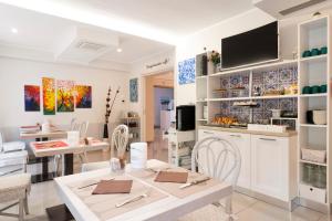 uma cozinha e sala de jantar com mesas e cadeiras em Echotel em Porto Recanati