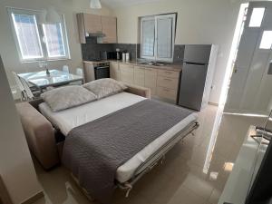 a small kitchen with a bed in a room at Apartmani Nina i Niko in Ugljan