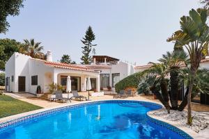 uma piscina em frente a uma villa em Casa Shambala em Carvoeiro