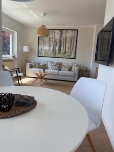 ein Wohnzimmer mit einem Sofa und einem Tisch in der Unterkunft Ferienwohnung an der Saar in Konz