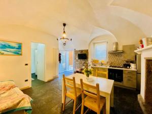 eine Küche mit einem Tisch und Stühlen im Zimmer in der Unterkunft Casa Caterina in Lezzeno