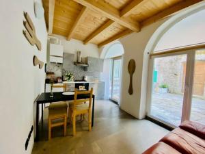 eine Küche und ein Esszimmer mit einem Tisch und Stühlen in der Unterkunft Casa Caterina in Lezzeno
