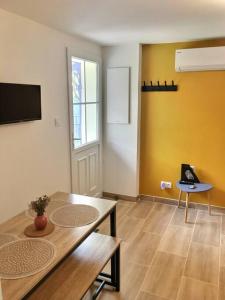 Telewizja i/lub zestaw kina domowego w obiekcie Bleu Lavande - Coquet appartement ambiance village
