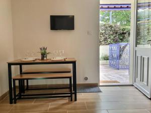 Telewizja i/lub zestaw kina domowego w obiekcie Bleu Lavande - Coquet appartement ambiance village