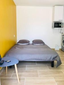 Łóżko lub łóżka w pokoju w obiekcie Bleu Lavande - Coquet appartement ambiance village
