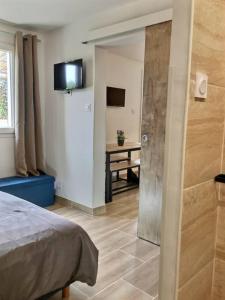 Łóżko lub łóżka w pokoju w obiekcie Bleu Lavande - Coquet appartement ambiance village