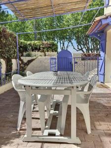 Patio lub wspólna przestrzeń na świeżym powietrzu w obiekcie Bleu Lavande - Coquet appartement ambiance village
