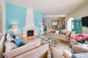 Una sala de estar con dos sofás y una chimenea. en Casa Shambala, en Carvoeiro
