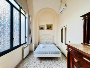 ボスコレアーレにあるReal Palace- Pompei/Vesuvius/Sorrentoのベッドルーム(ベッド1台、窓付)