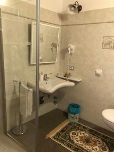 een badkamer met een douche, een wastafel en een toilet bij Agritur Masi Brenta in Rovereto