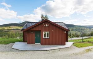 a small red building with a green door at Myrvang in Sollia