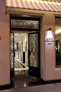Ο χώρος του λόμπι ή της ρεσεψιόν στο Petit Madeleine Hôtel