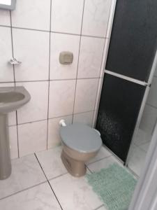uma casa de banho com um WC e um lavatório em quarto para Rapaz, centro, Sinop MT em Sinop