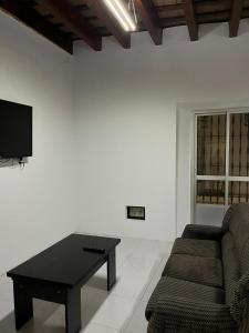 salon z kanapą i stołem w obiekcie Apartamentos Arquillo de Rota w mieście Sanlúcar de Barrameda