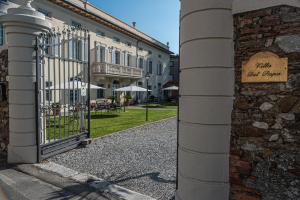 a gate to a building with a sign on it at Villa Del Papa in Santa Maria del Giudice