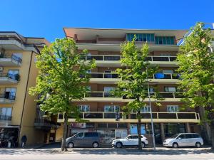 ein Gebäude, vor dem Autos parken in der Unterkunft Scaramuzza 7 in Grado