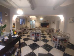 a room with a checkered floor and tables and chairs at L'Aiguebelle in Céreste