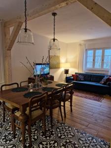 奧士廷的住宿－Kolbergarden，客厅配有桌椅和沙发