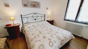 um quarto com uma cama e duas janelas em Le Terrazze Studios 44F em Ferrara