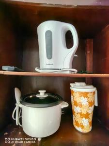 einen Topf und einen Toaster auf einem Regal in der Unterkunft Casa Mariana in Alajuela