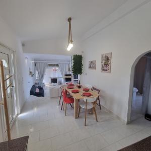 Χώρος καθιστικού στο Arocaria Apartment in Faliraki with garden , mountain and sea view