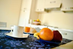 Hotel San Berardo في Pescina: طاولة مع وعاء من الفاكهة وكوب من القهوة