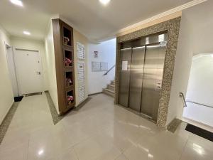 un pasillo con ascensor en un edificio en Res. Praia DI Capri, en Bombinhas